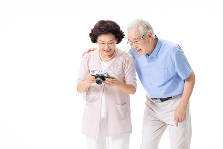 老年夫妇查看相机照片黄种人高清图片素材