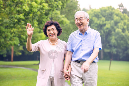 老年夫妇早晨户外散步老年人高清图片素材