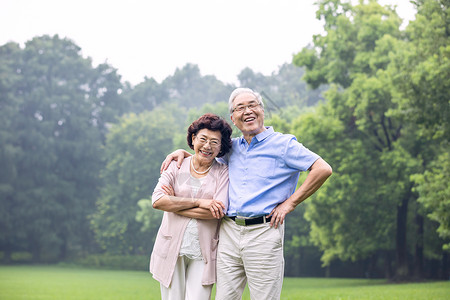 老年夫妇户外游玩高清图片