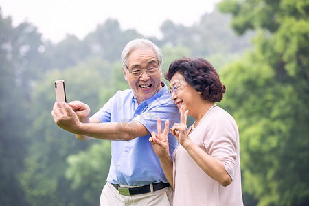 老年夫妇户外自拍高清图片