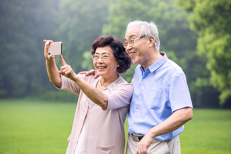 老年夫妇户外自拍高清图片