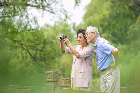 老年夫妇旅游拍照背景