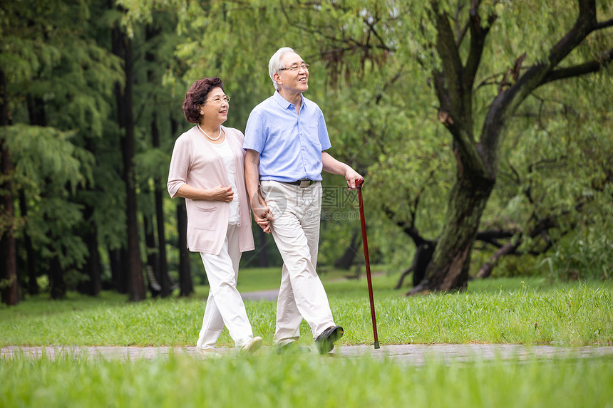 老年夫妇早晨户外散步图片