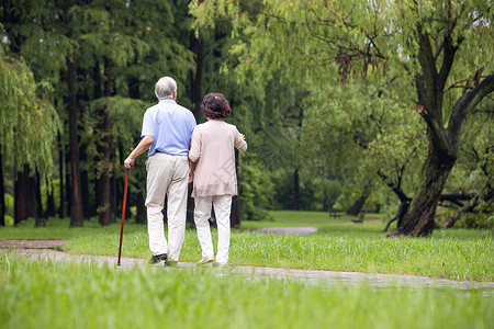 老年夫妇公园散步背影图片素材