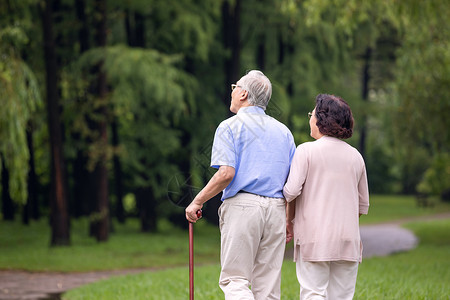 老年夫妇公园散步背影奶奶高清图片素材