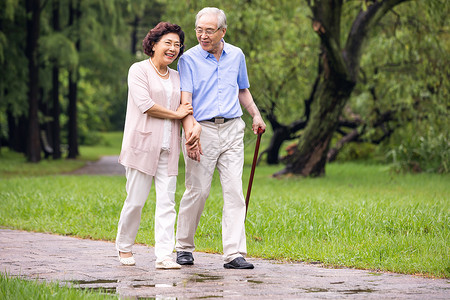 老年夫妇早晨户外散步锻炼高清图片素材