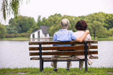 老年夫妇坐公园椅子背影人物高清图片素材