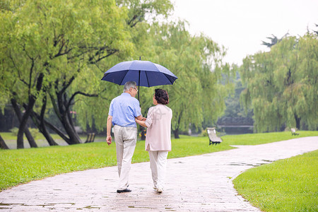 雨中背影老年夫妇雨中散步背影背景