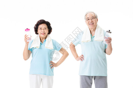 老年夫妇运动休息喝水图片