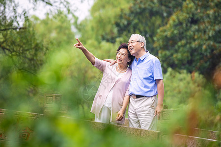 老年夫妇户外游玩高清图片