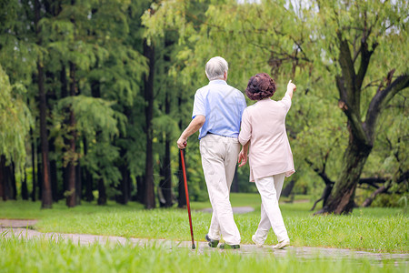 老人欢笑老年夫妇早晨户外散步背影背景
