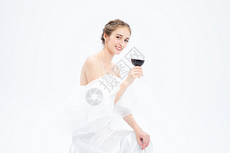 外国优雅女性喝红酒背景图片