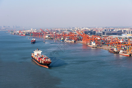 海上运输交通厦门码头出港的货船背景