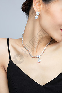 钻石项链素材美女带着项链背景