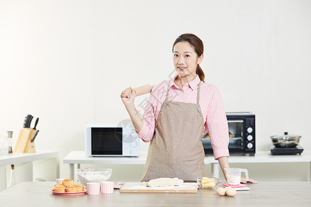 居家女性在厨房制作面包年轻高清图片素材