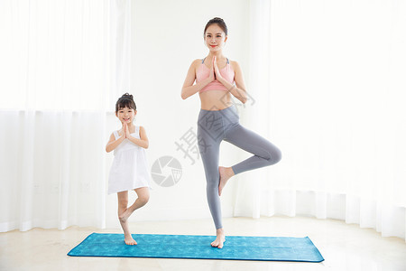 居家母女运动瑜伽高清图片