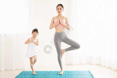漂亮妈妈居家母女健身瑜伽背景