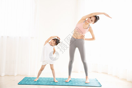 漂亮妈妈居家母女健身瑜伽背景