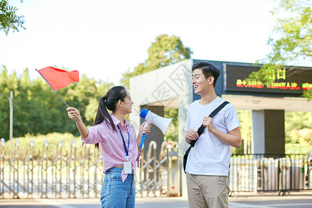 女导游给游客介绍景点图片