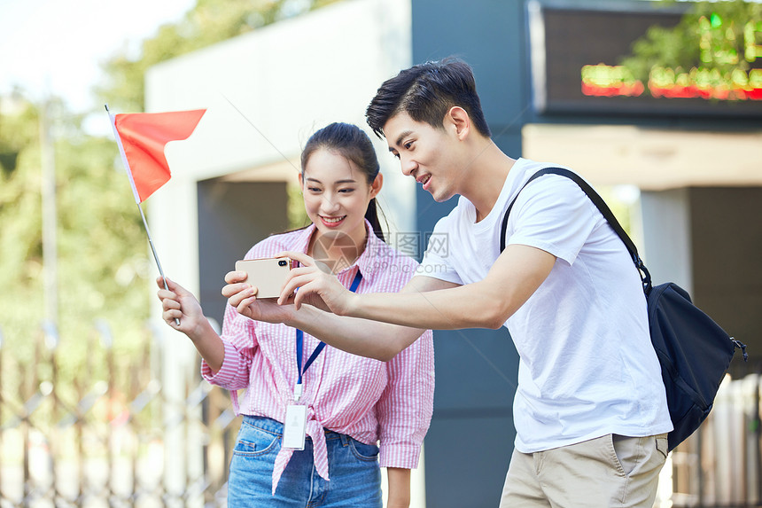 游客旅游拍照留念图片