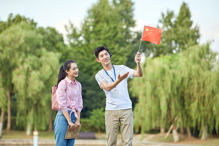 旅行男男导游给游客介绍景点背景