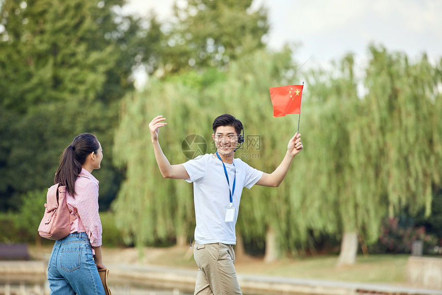 男性导游给游客做介绍图片