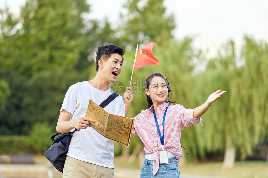 女导游向游客介绍景点