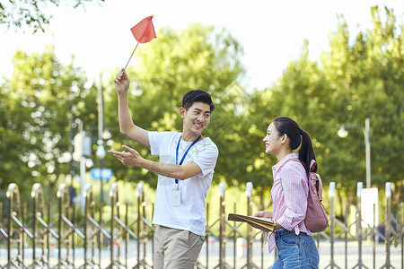 男性导游给游客做介绍高清图片