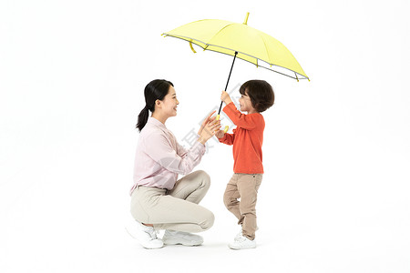 母亲打伞妈妈儿子一起打伞背景
