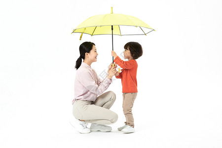 小孩打伞妈妈儿子一起打伞背景