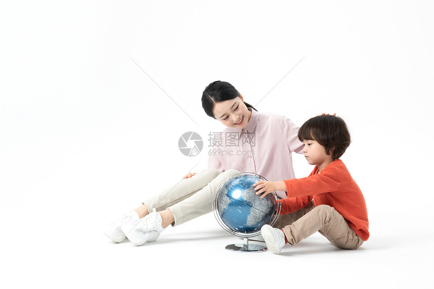 儿童幼教老师带学生看地球仪图片