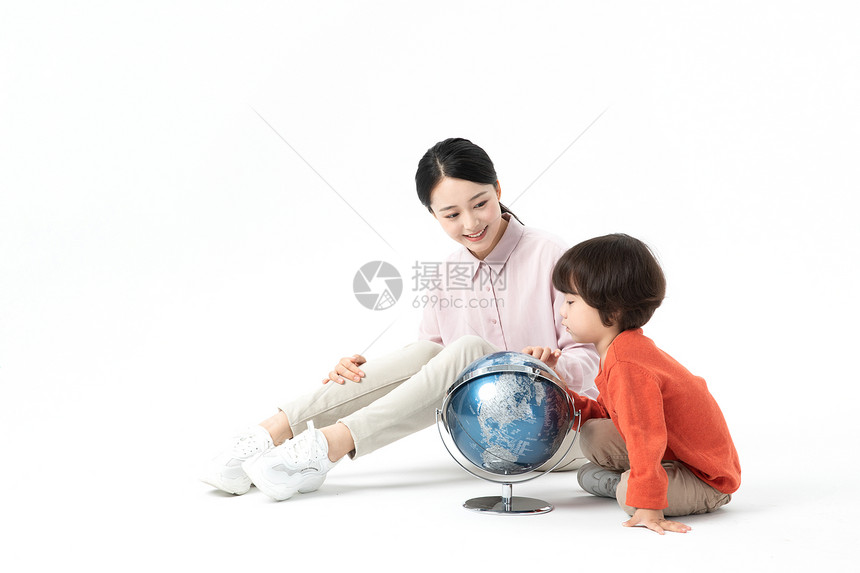 儿童幼教老师带学生看地球仪图片