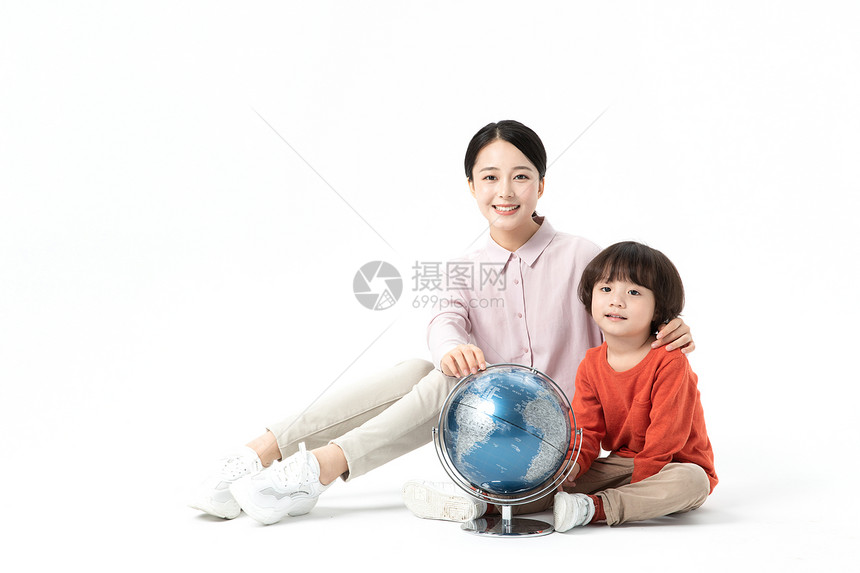 儿童幼教老师带学生看地球仪图片