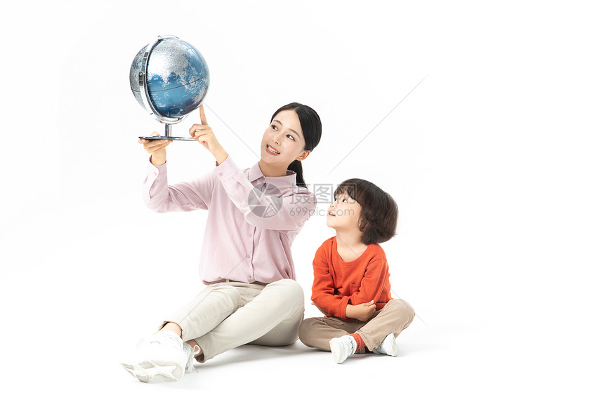 儿童幼教老师带学生看地球仪图片