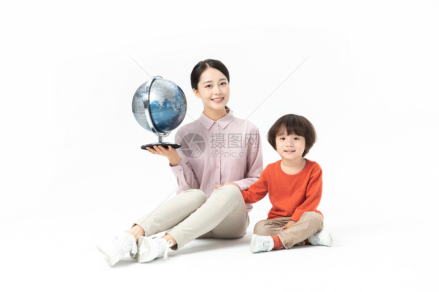 儿童幼教老师带学生看地球仪图片