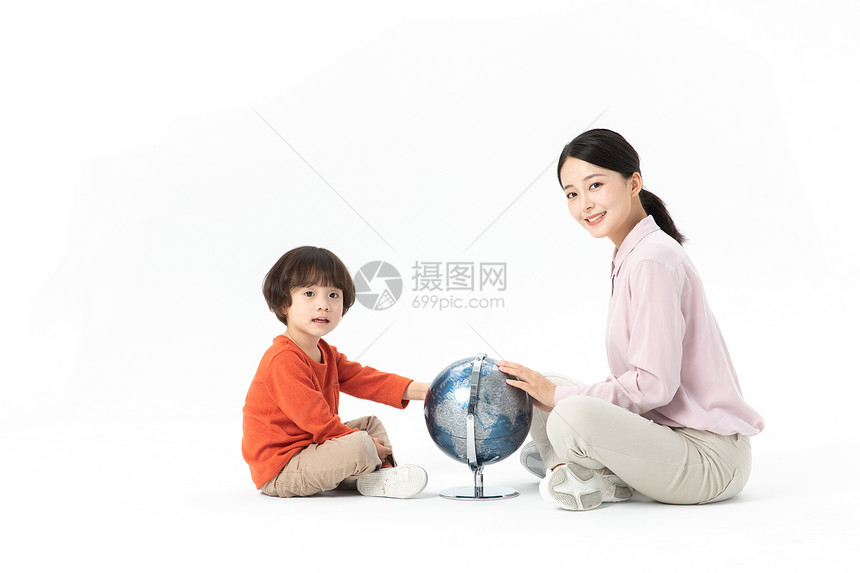 儿童幼教老师带学生看地球仪图片