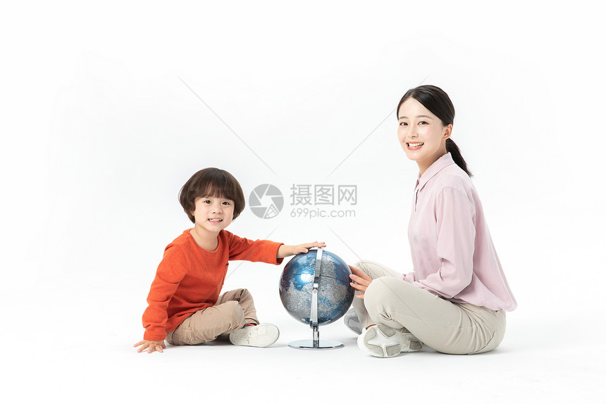 儿童幼教老师带学生看地球仪图片