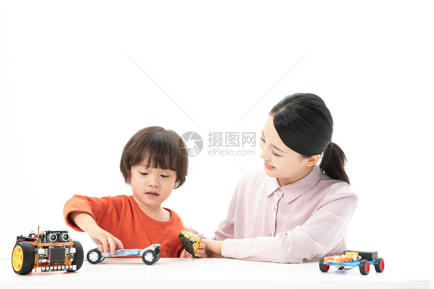 儿童幼教老师带着学生玩汽车模型图片