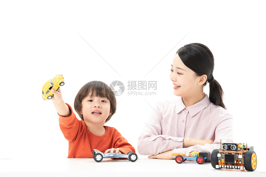 儿童幼教老师带着学生玩汽车模型图片