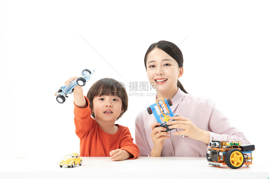 儿童幼教老师带着学生玩汽车模型图片