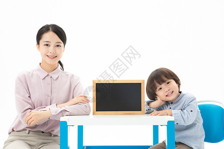 儿童幼教老师和学生拿着黑板高清图片