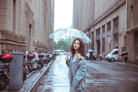 在街上撑伞女性形象图片