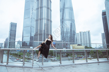 在城市建筑下舞蹈的女性高清图片