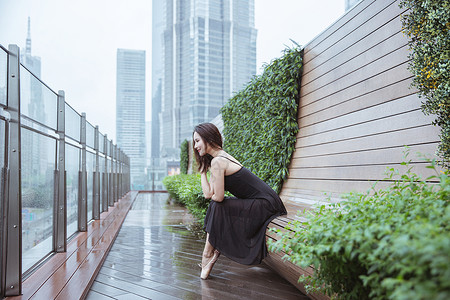 坐在长椅上的女性美女高清图片素材