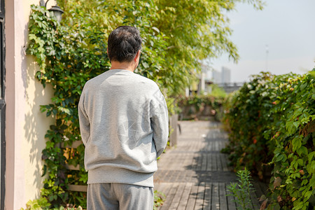 户外老爷爷背影背景