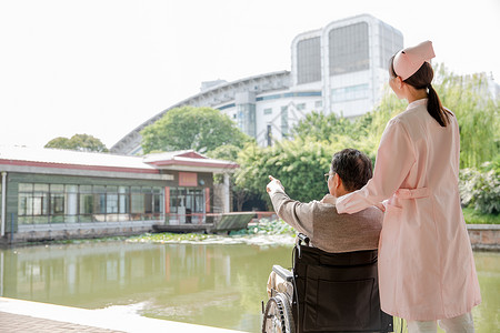 养老院服务护士户外照顾病人背景