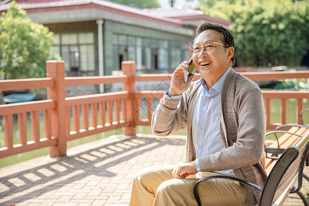 手机老人素材老爷爷户外打电话背景