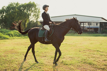 年轻女子户外骑马户外活动高清图片素材
