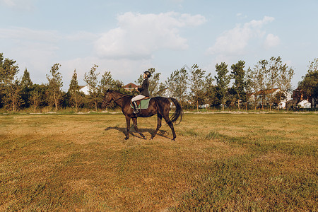 年轻女子户外骑马业余爱好高清图片素材