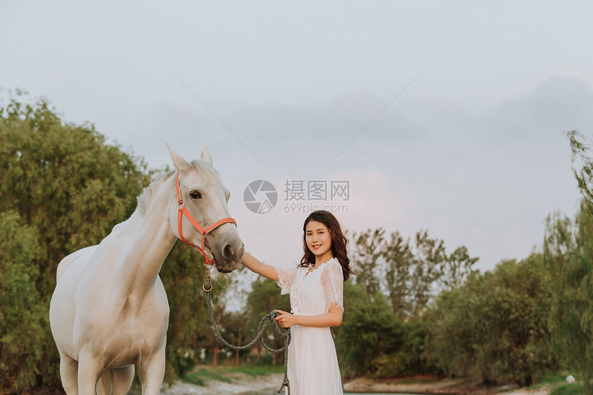年轻女性与白马图片